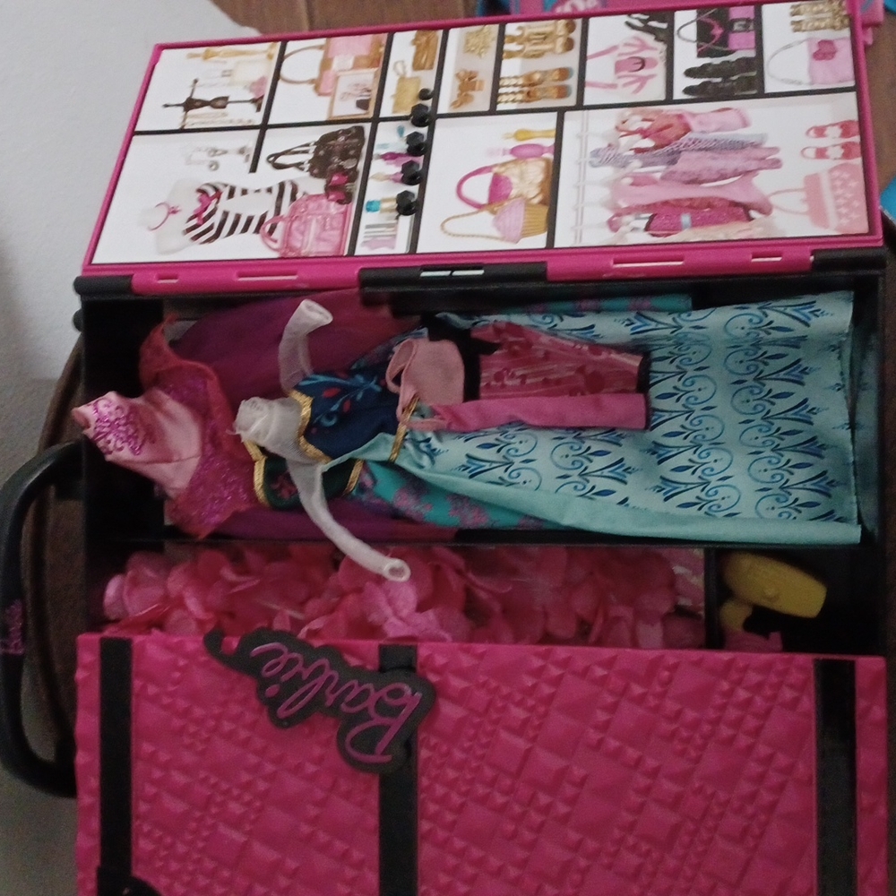 A fashion mystery dresser for dolls - Picture 4 of 4